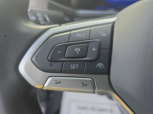 Used 2025 Volkswagen Taos SE AWD/4WD image 18