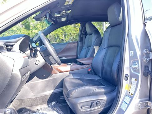 Used 2021 Toyota Venza Limited w/ Advanced Technology Package AWD/4WD image 14