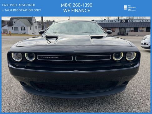 Used 2015 Dodge Challenger SXT image 2