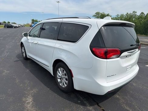 Used 2019 Chrysler Pacifica Touring-L FWD image 5