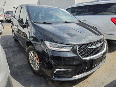 Used 2026 Chrysler Pacifica Select