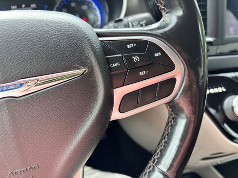 Used 2020 Chrysler Pacifica Touring-L FWD image 34