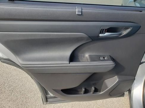 Used 2021 Toyota Highlander XLE image 13