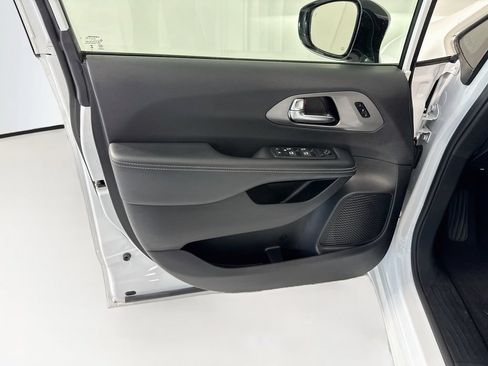 Used 2025 Chrysler Pacifica Select FWD image 25