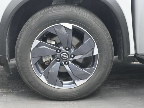 Used 2024 Nissan Rogue SV FWD image 28