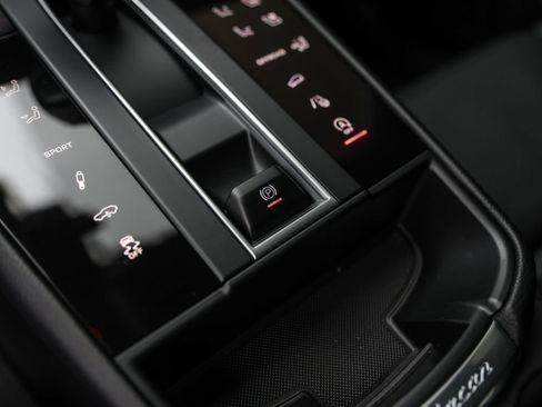 Certified 2025 Porsche Macan AWD/4WD image 27
