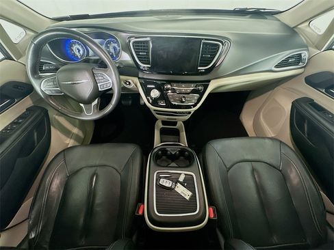 Used 2022 Chrysler Pacifica Touring-L image 10