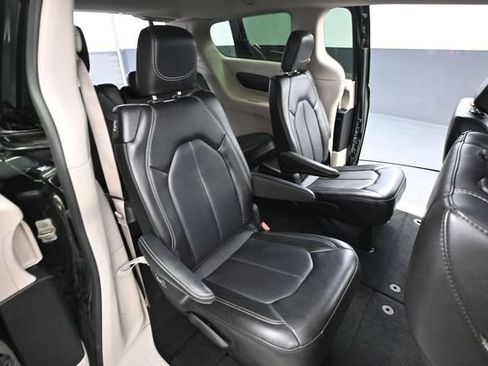 Used 2024 Chrysler Pacifica Touring-L FWD image 42