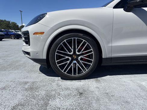 Used 2024 Porsche Cayenne S AWD/4WD image 2