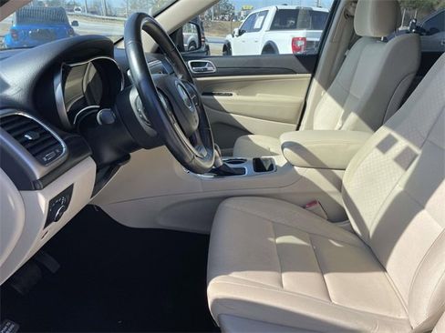 Used 2019 Jeep Grand Cherokee Laredo image 18