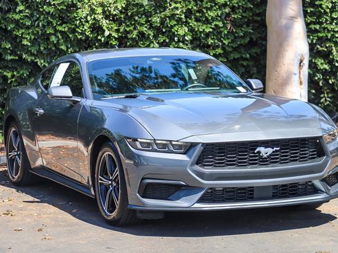 Used 2025 Ford Mustang Coupe RWD image 3
