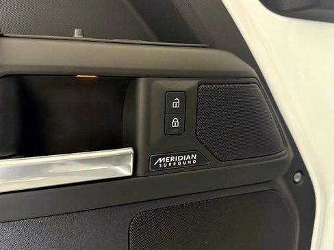 New 2025 Land Rover Defender 130 X-Dynamic SE image 26