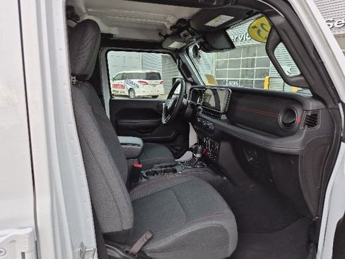 Used 2025 Jeep Wrangler Unlimited Rubicon AWD/4WD image 11
