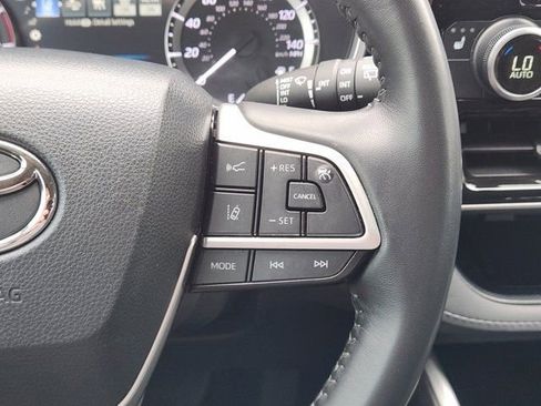 Used 2023 Toyota Highlander XLE image 29