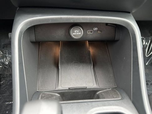 Certified 2025 Volvo XC40 B5 Core image 30