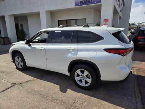 Used 2020 Toyota Highlander LE FWD image 3