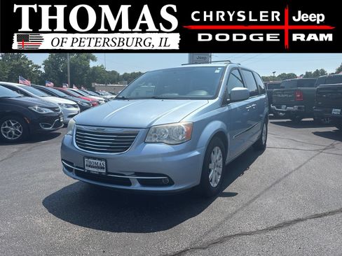 Used 2013 Chrysler Town & Country Touring FWD image 3