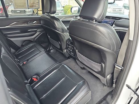 Used 2024 Jeep Grand Cherokee Limited image 10