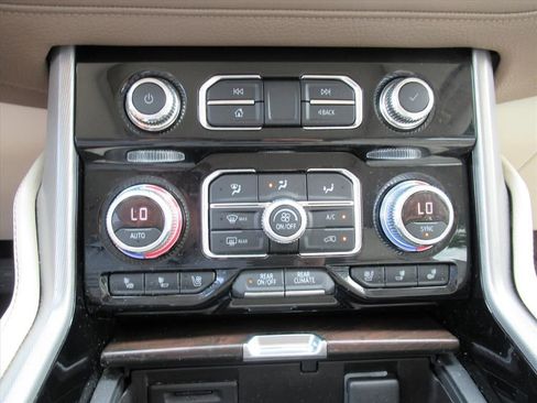 Used 2021 GMC Yukon XL Denali w/ Denali Premium Package RWD image 27
