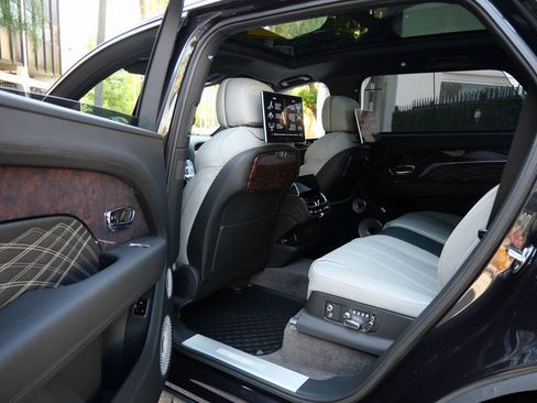 Used 2025 Bentley Bentayga Extended Wheelbase AWD/4WD image 21