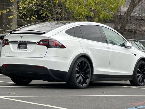 Used 2018 Tesla Model X 100D image 8