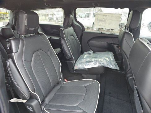 New 2026 Chrysler Pacifica Limited image 16