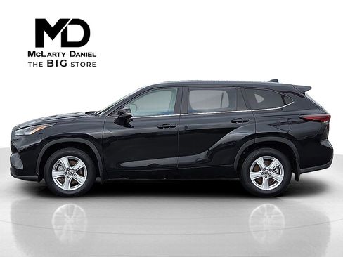 Used 2024 Toyota Highlander LE image 3