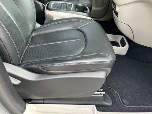 Used 2022 Chrysler Pacifica Touring-L image 36