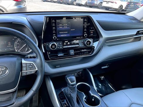Used 2022 Toyota Highlander XLE image 7