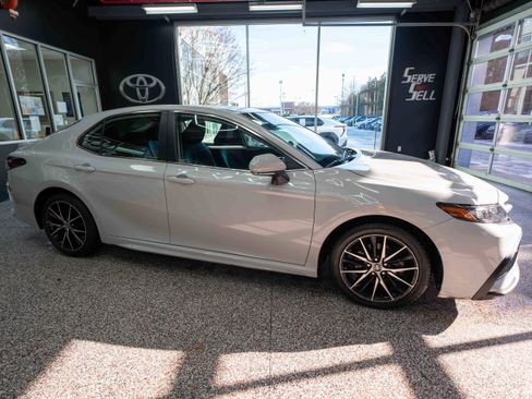 Used 2024 Toyota Camry SE image 5