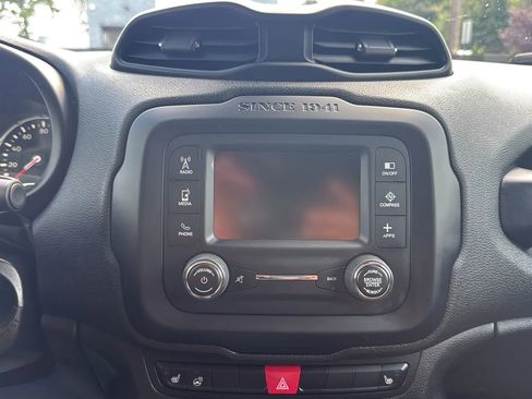 Used 2017 Jeep Renegade Latitude w/ Popular Equipment Group image 18