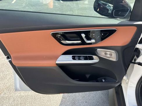 Used 2025 Mercedes-Benz GLC 300 4MATIC image 24