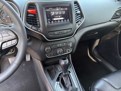 Used 2021 Jeep Cherokee Latitude Plus FWD image 28