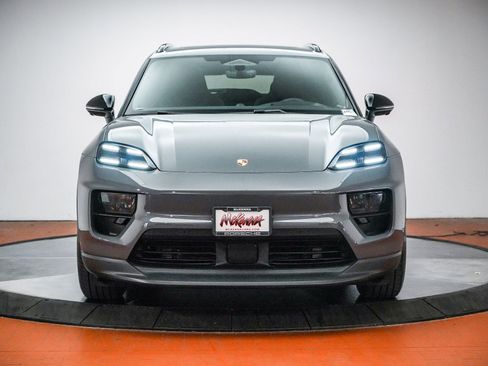 Certified 2025 Porsche Macan 4S Electric AWD/4WD image 2