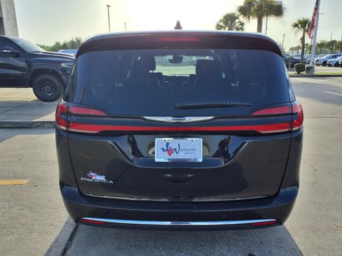 Used 2024 Chrysler Pacifica Touring-L FWD image 6
