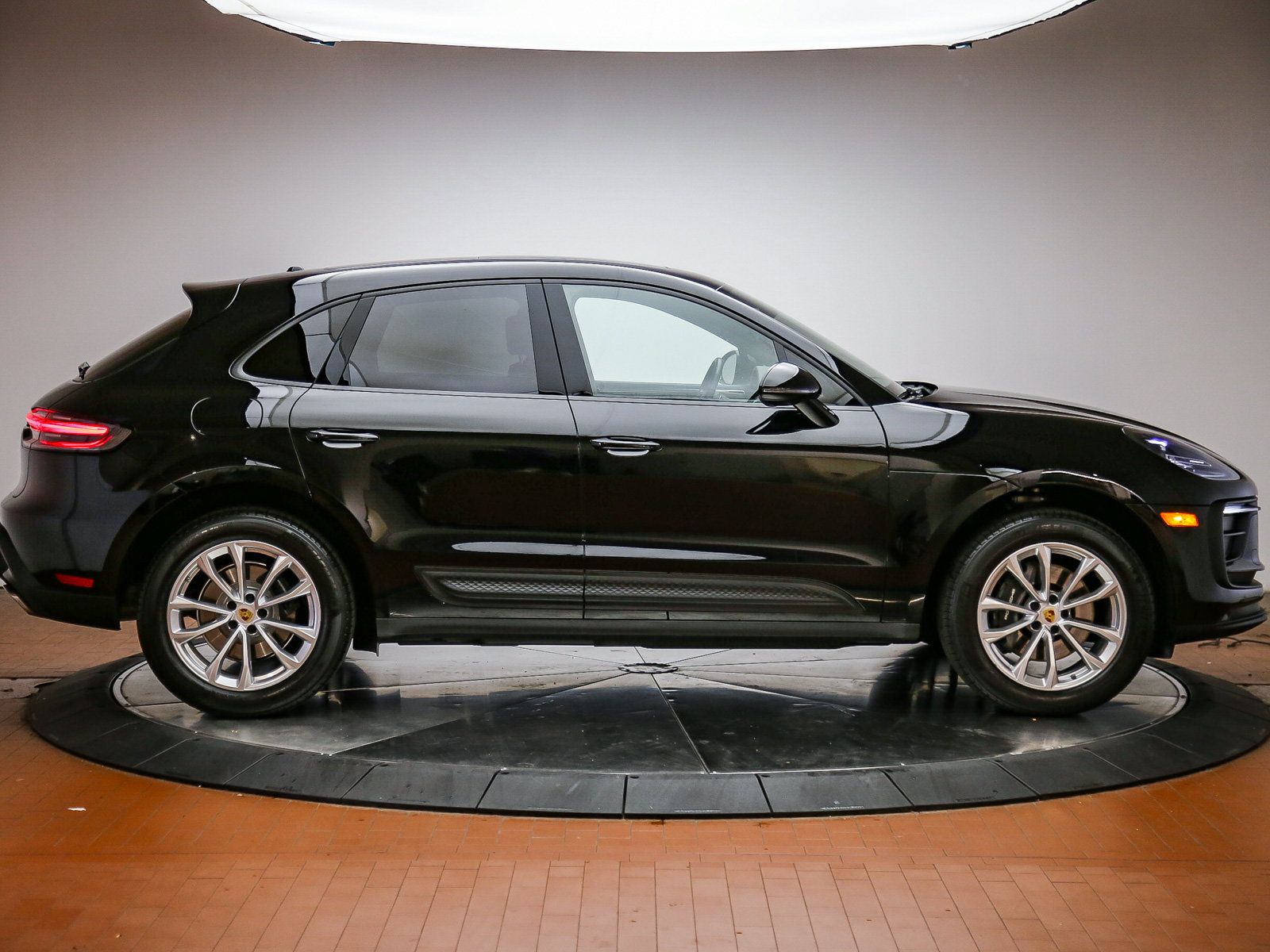 Certified 2025 Porsche Macan AWD/4WD image 8