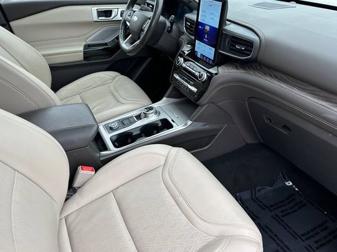 Certified 2023 Ford Explorer Platinum w/ Technology Package AWD/4WD image 17