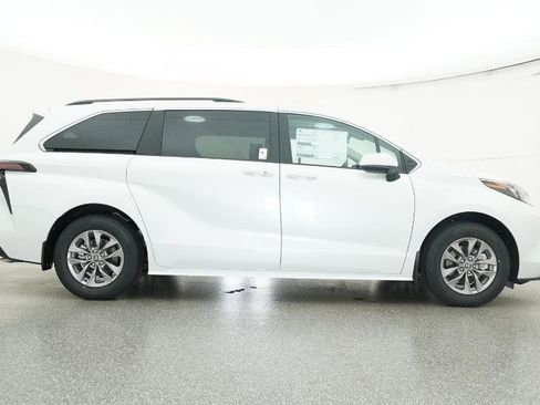 New 2026 Toyota Sienna XLE image 26