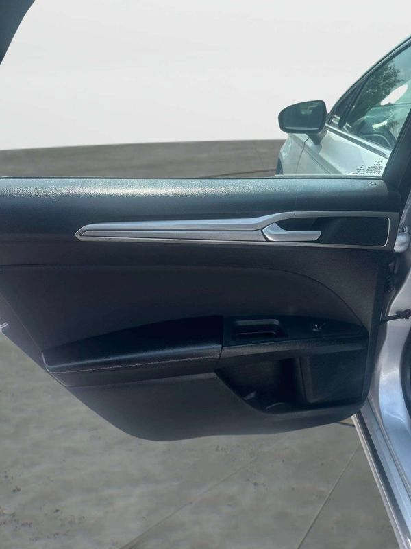 Used 2019 Ford Fusion SE FWD image 16