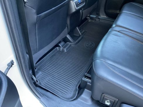 Used 2019 Toyota Highlander XLE AWD/4WD image 31