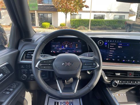 Used 2025 Chevrolet Suburban Z71 image 23