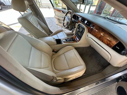 Used 2004 Jaguar XJ8 image 7