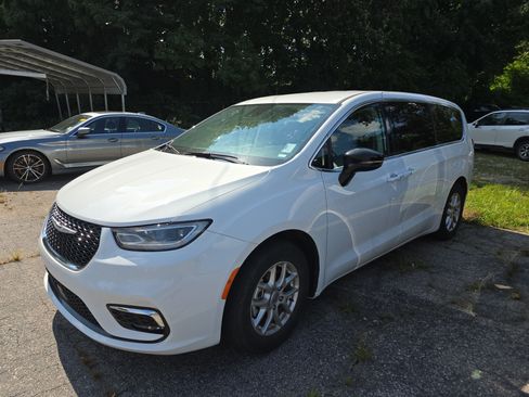 Used 2024 Chrysler Pacifica Touring-L FWD image 4