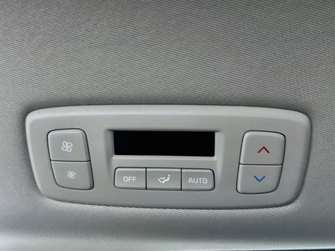 Used 2025 Kia Carnival FWD image 28