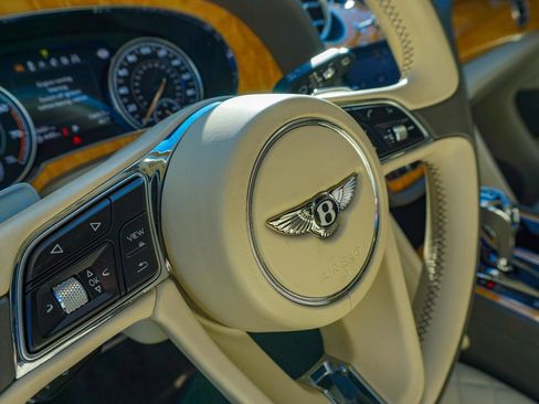 Used 2017 Bentley Bentayga AWD/4WD image 62