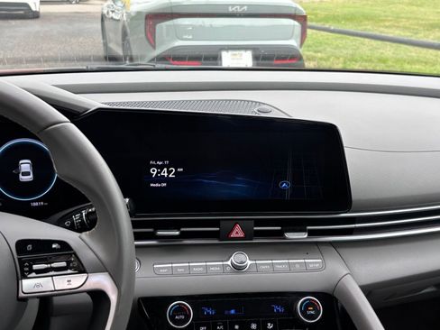 Used 2025 Hyundai Elantra SEL FWD image 21