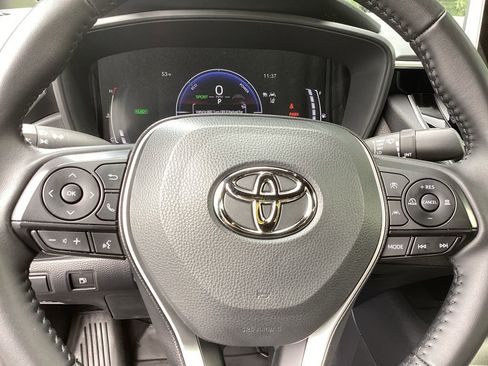 Used 2025 Toyota Corolla SE w/ SE Premium Package image 19