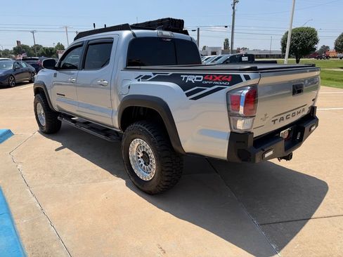 Used 2022 Toyota Tacoma TRD Off-Road w/ Technology Package AWD/4WD image 9
