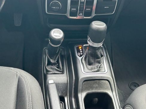 Used 2022 Jeep Gladiator Willys image 20