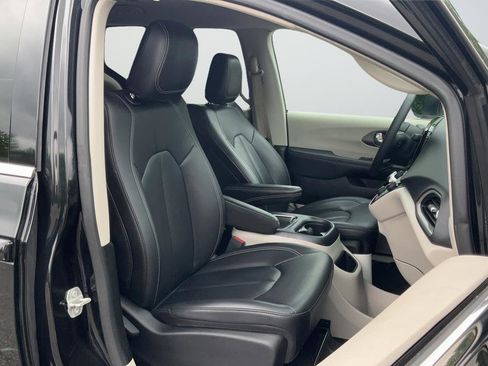 Used 2023 Chrysler Pacifica Touring-L FWD image 20